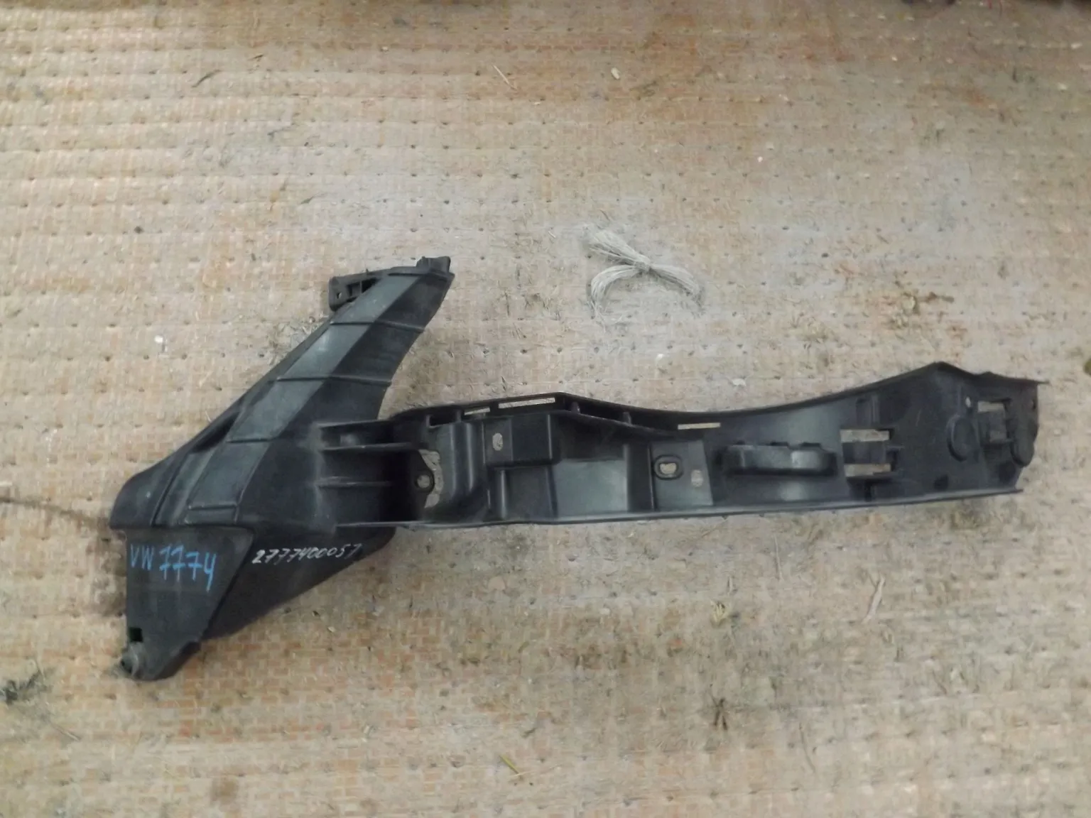 Крепление бампера VOLKSWAGEN TOUAREG 7L7 Перед Прав (Кoнтрaктный) 2777400057