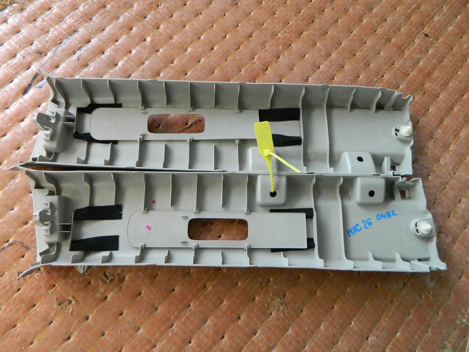 Обшивка средней стойки NISSAN SERENA HFC26 Пара (Контрактный) 94603938