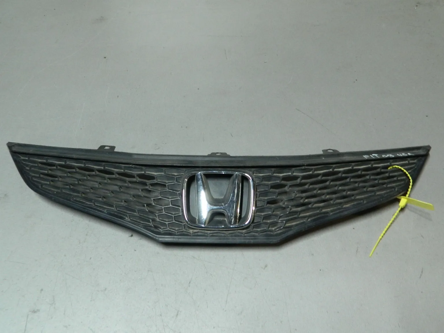 Решетка радиатора HONDA FIT GE6 (Контрактный) 79773048