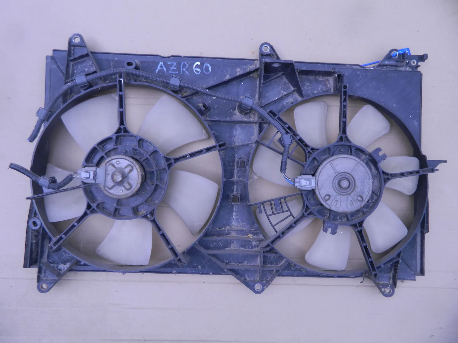 Диффузор радиатора TOYOTA VOXY AZR60 1AZFSE (Контрактный) 69838508