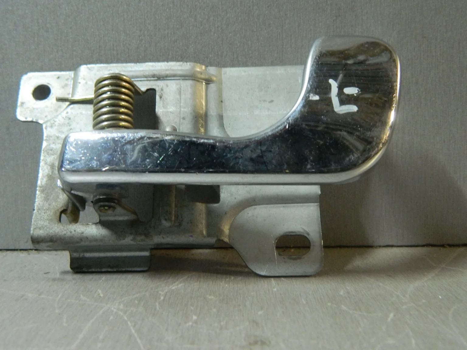 Ручка двери внутренняя MITSUBISHI PAJERO V44W Лев (Контрактный) 81528390