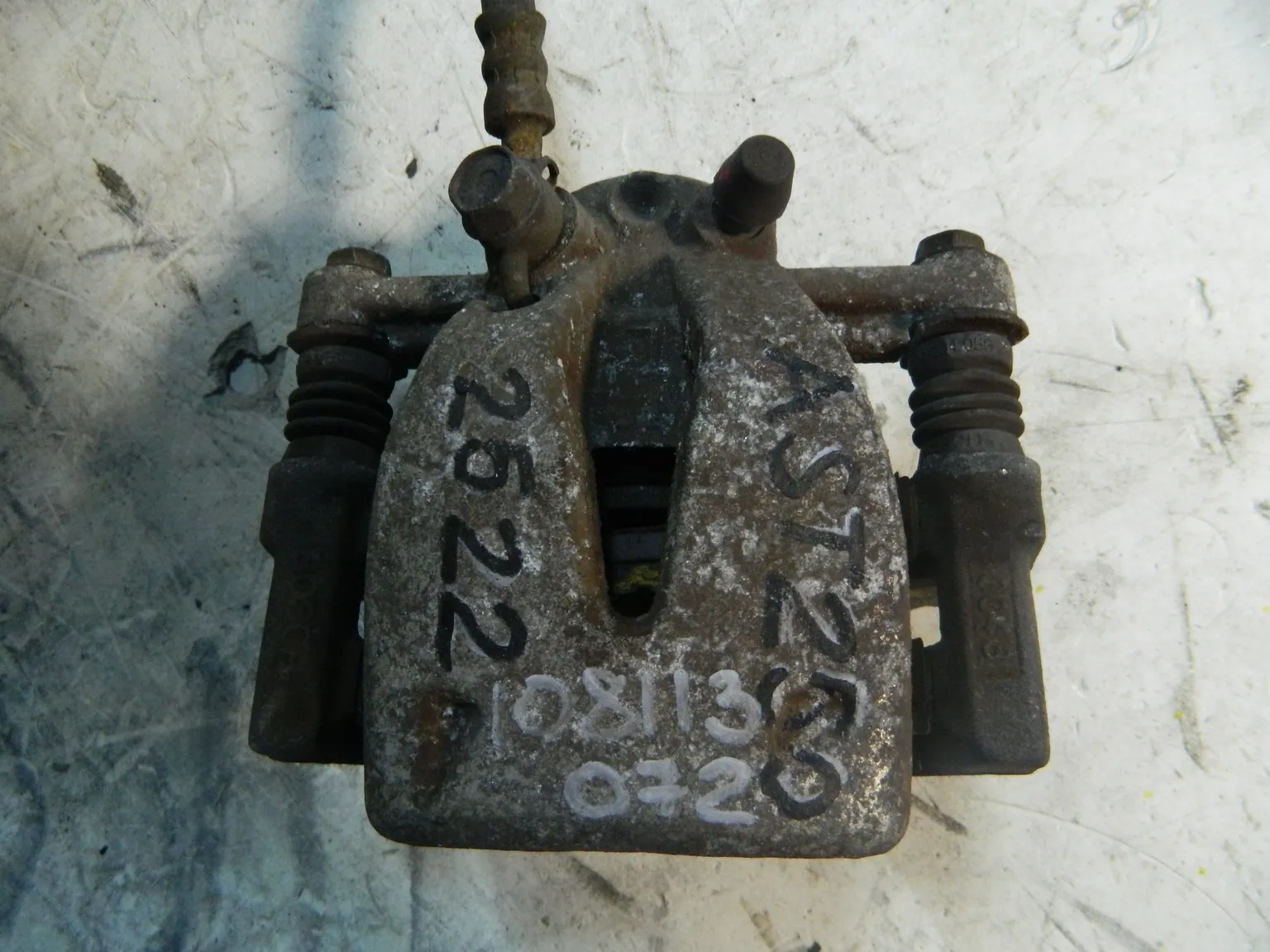 Суппорт TOYOTA  AVENSIS AZT250 Зад Лев (Контрактный) 108113072