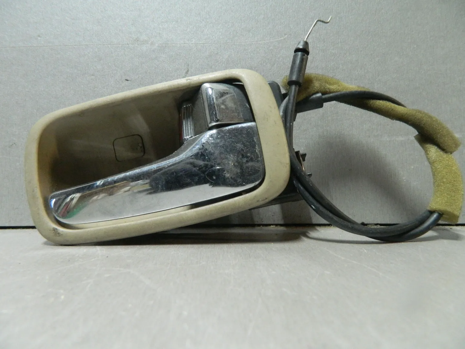 Ручка двери внутренняя MITSUBISHI LANCER CEDIA CS5W Прав (Контрактный) 81539882