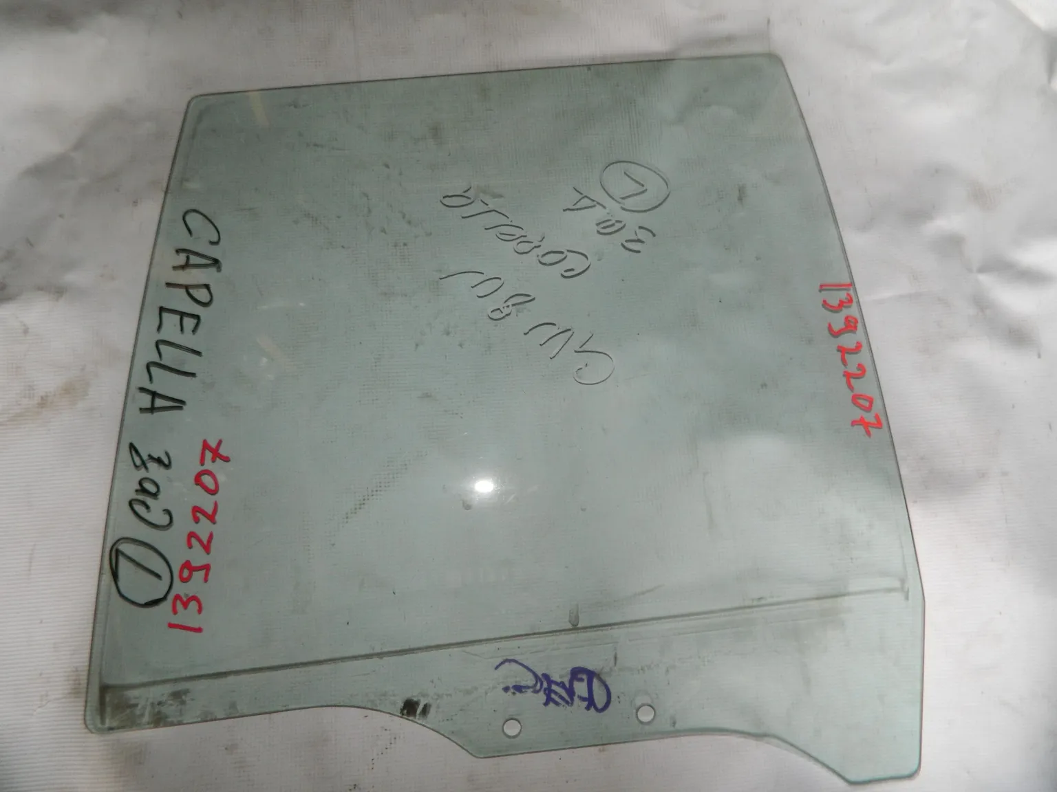 Стекло двери MAZDA CAPELLA GW8W Задн. Лев (Контрактный) 1392207