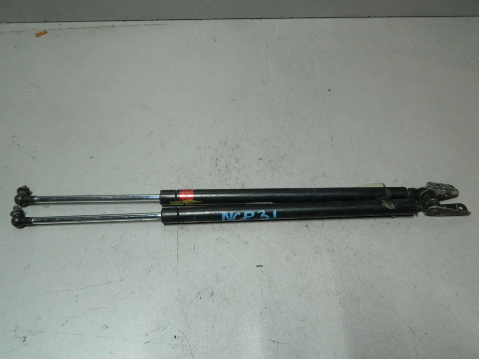 Амортизатор багажника TOYOTA BB NCP31 (Контрактный) 81532270