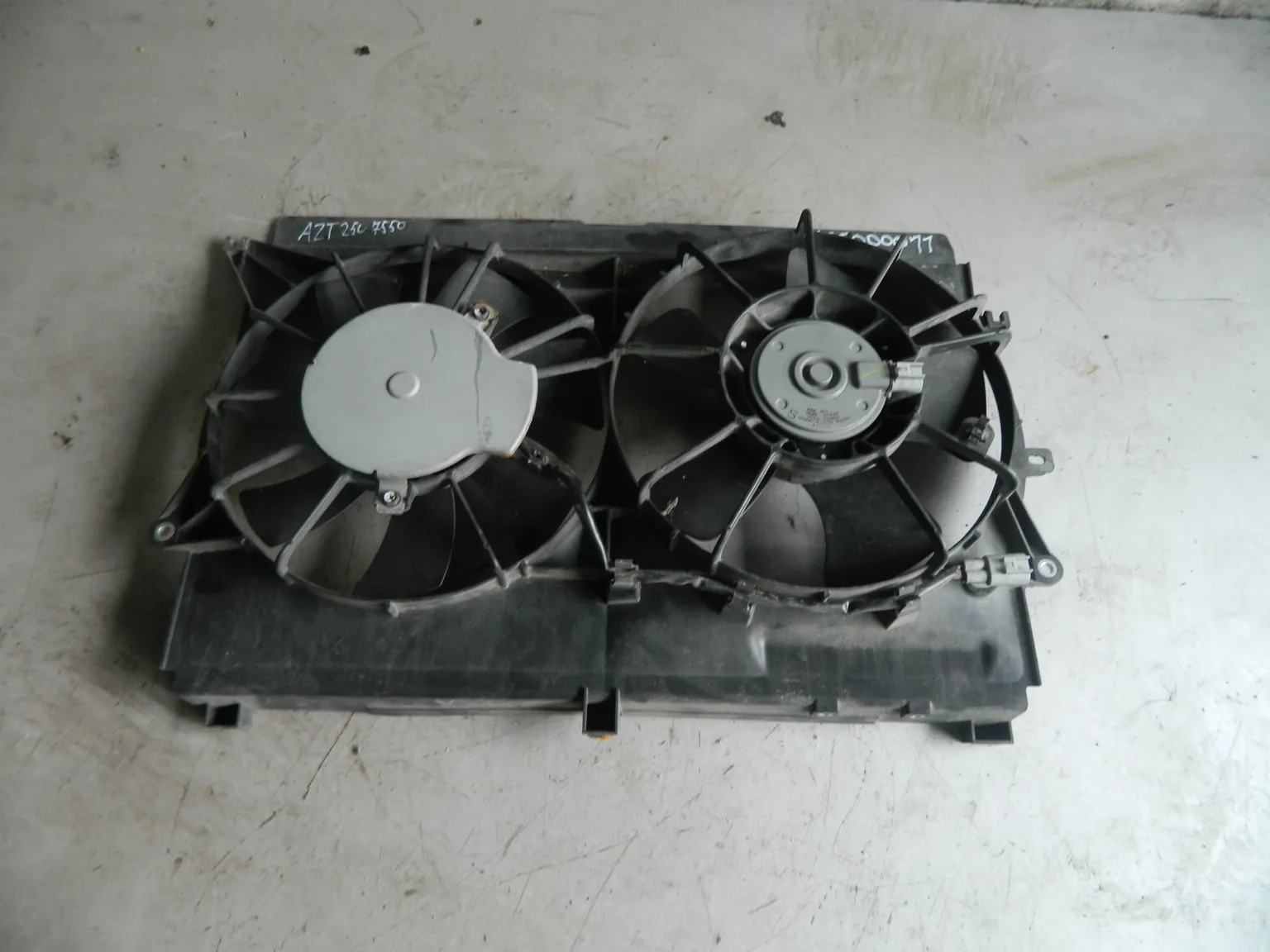 Диффузор радиатора TOYOTA AVENSIS AZT250 (Контрактный) 3755000011