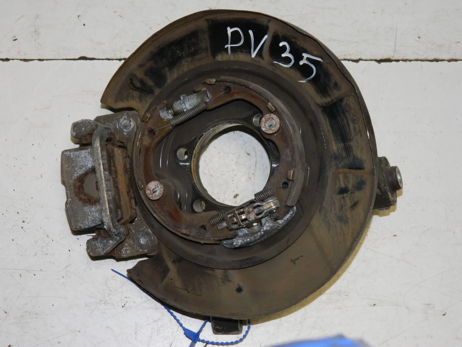 Суппорт тормозной NISSAN SKYLINE PV35 Зад Лев (Контрактный) 69838369