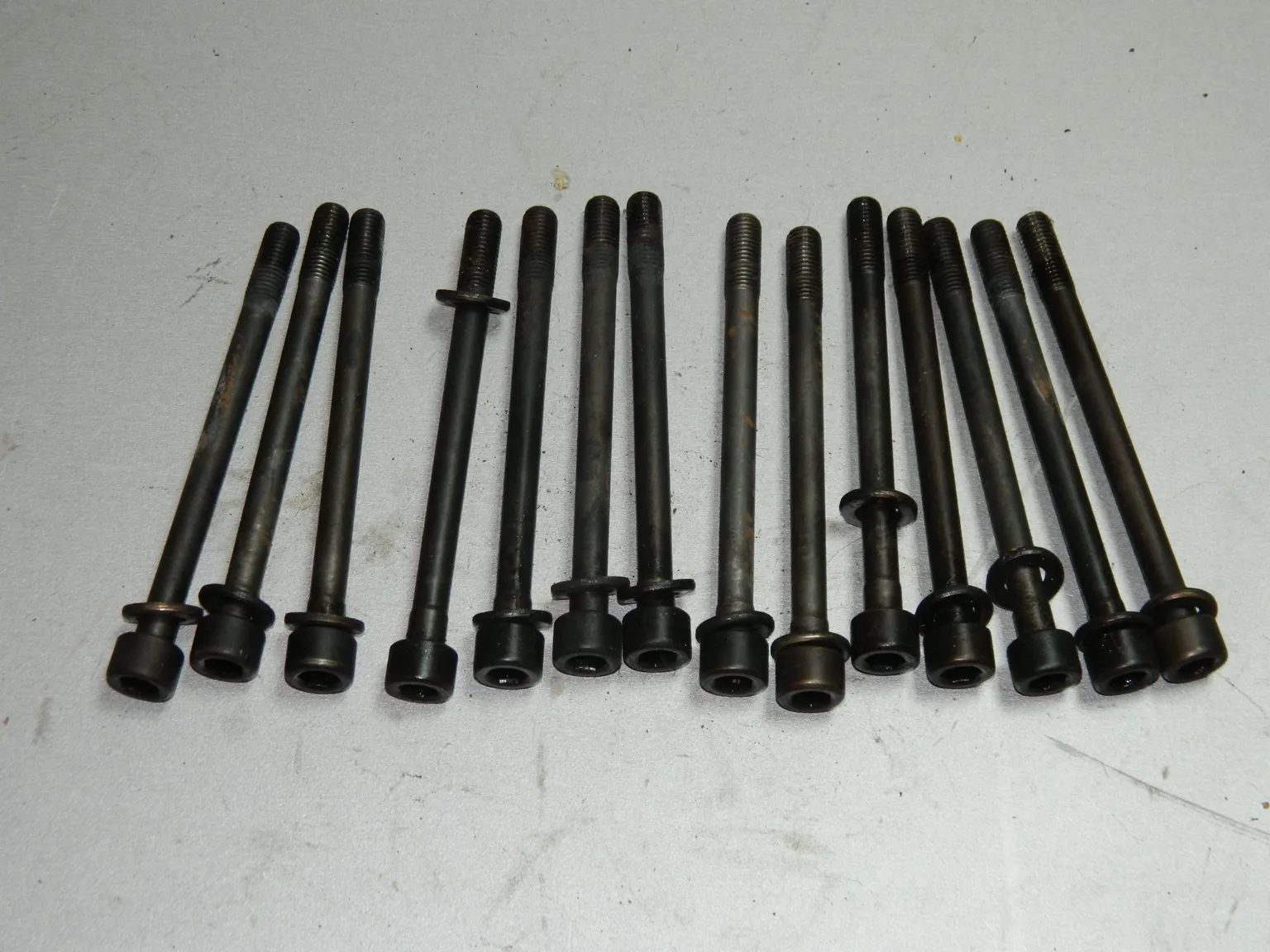 Болт головки блока цилиндров NISSAN RB20 комплект (Б/У) 61021