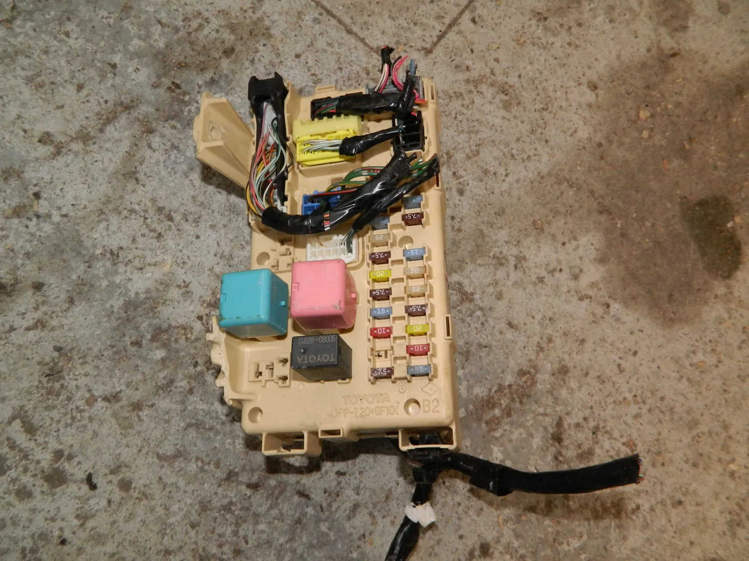 Блок предохранителей TOYOTA AVENSIS AZT250 (Контрактный) 1081130348 8273005100