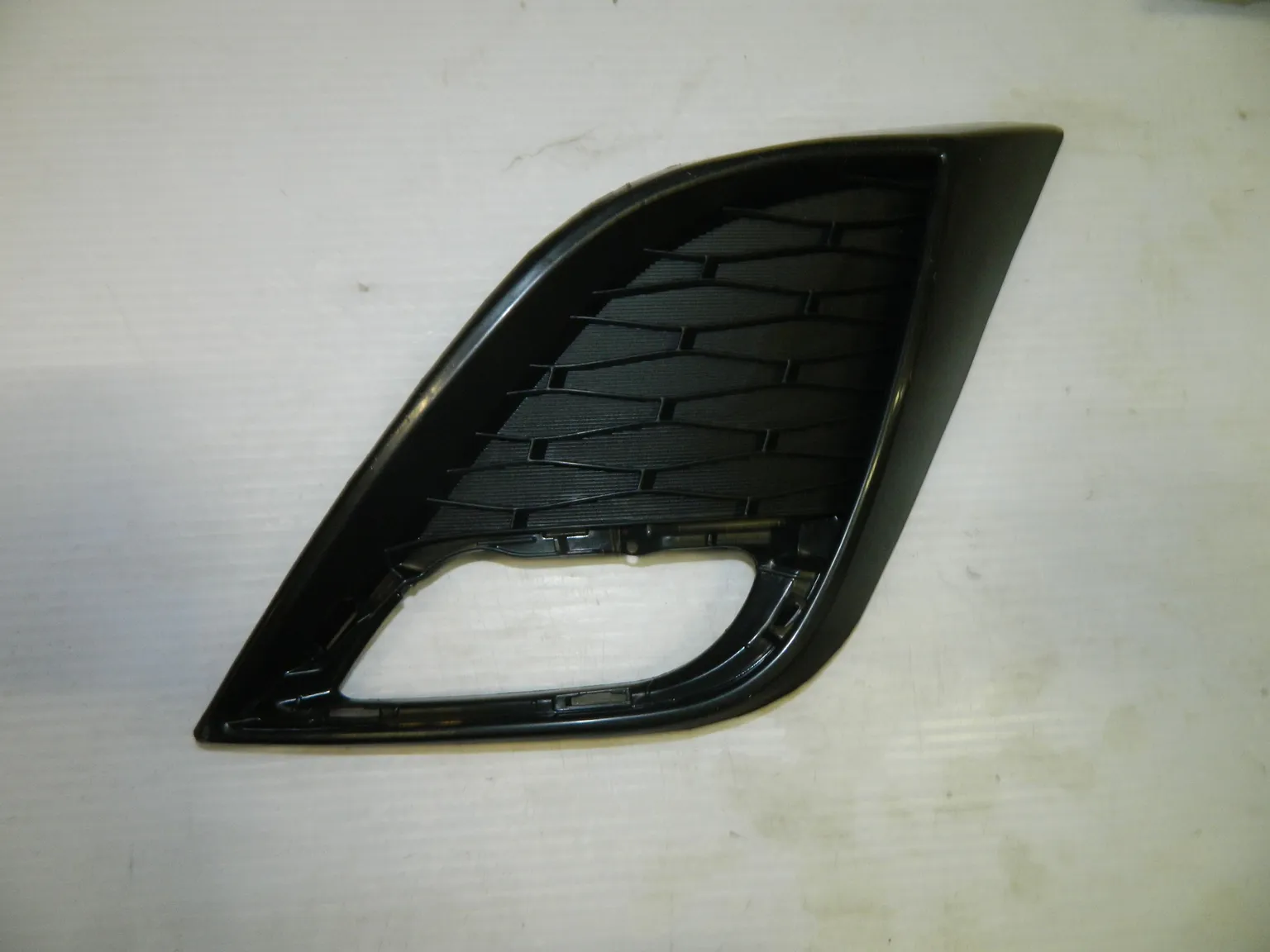 Решётка бампера API MZ144000G1L00 MAZDA 3