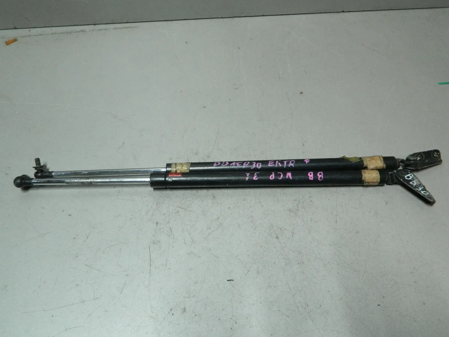 Амортизатор багажника TOYOTA BB NCP30 (Контрактный) 81532266