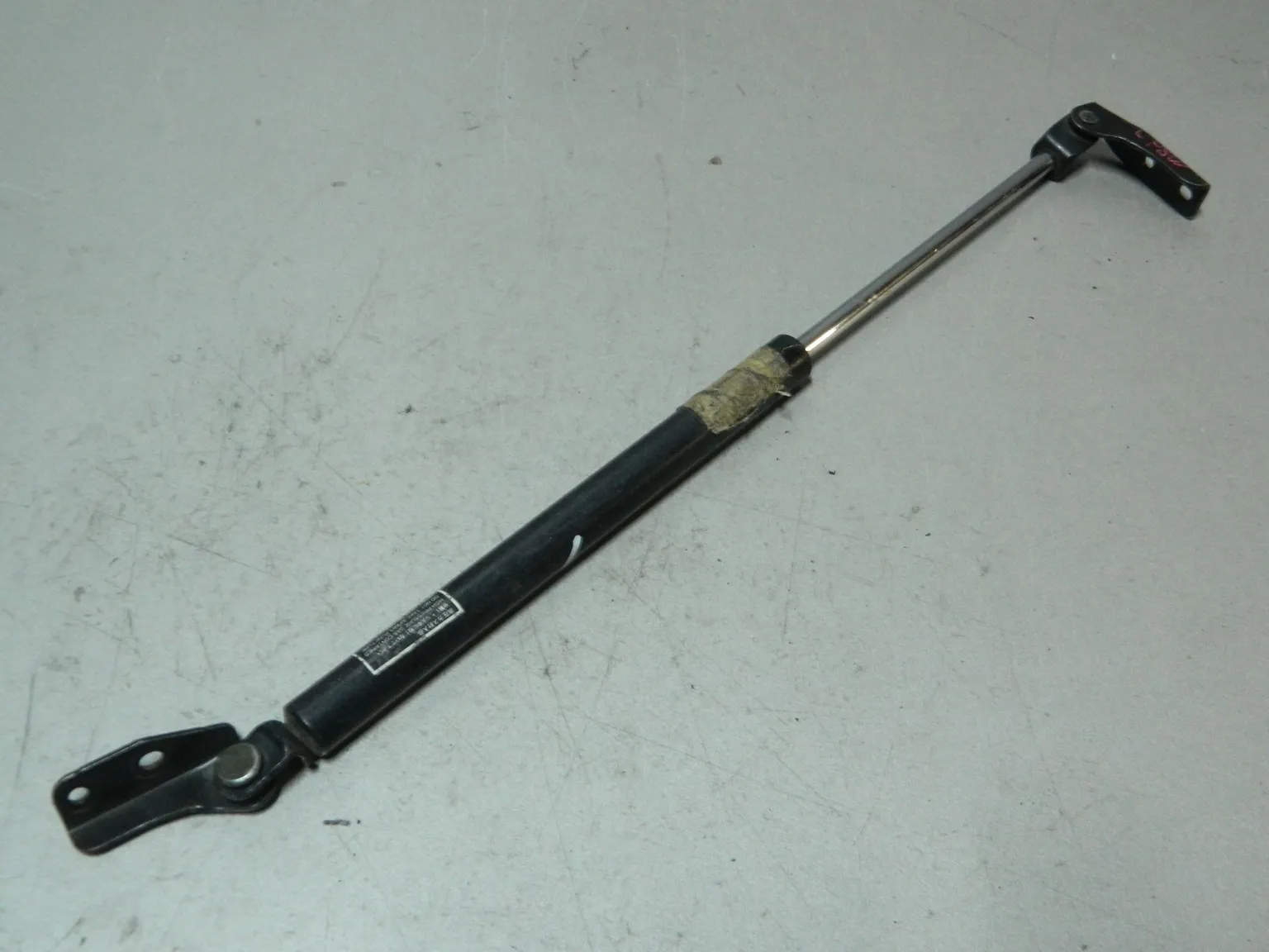 Амортизатор багажника MAZDA PREMACY CP8W Лев (Контрактный) 81532082