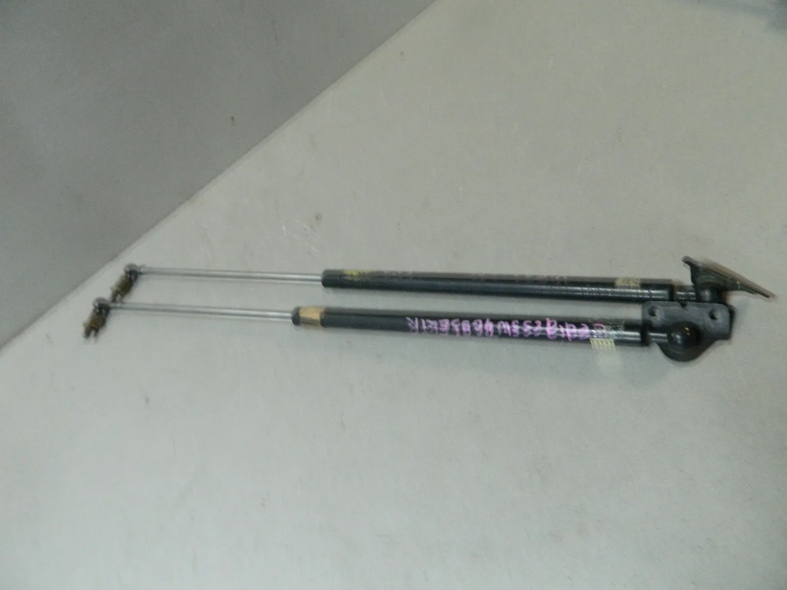 Амортизатор багажника MITSUBISHI LANCER CEDIA CS5W (Контрактный) 81528865