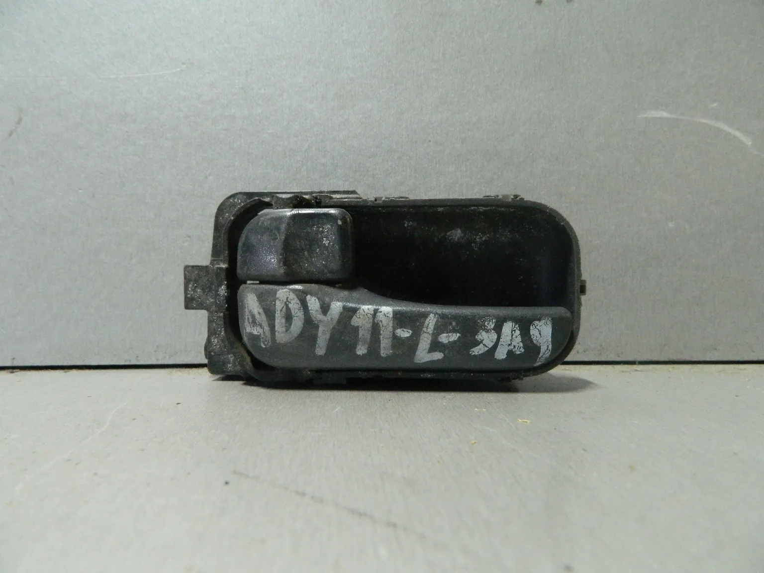 Ручка двери внутренняя NISSAN AD Y11 Лев (Контрактный) 81528038