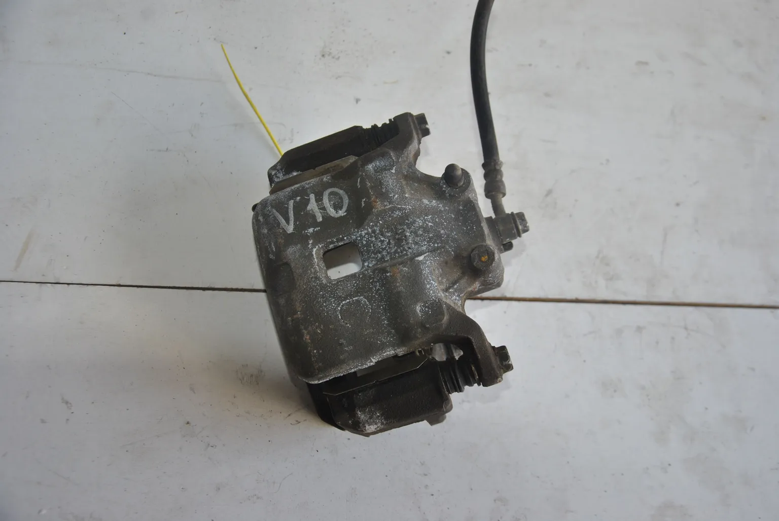 Суппорт тормозной NISSAN TINO V10 Перед Прав (Контрактный) 40951905