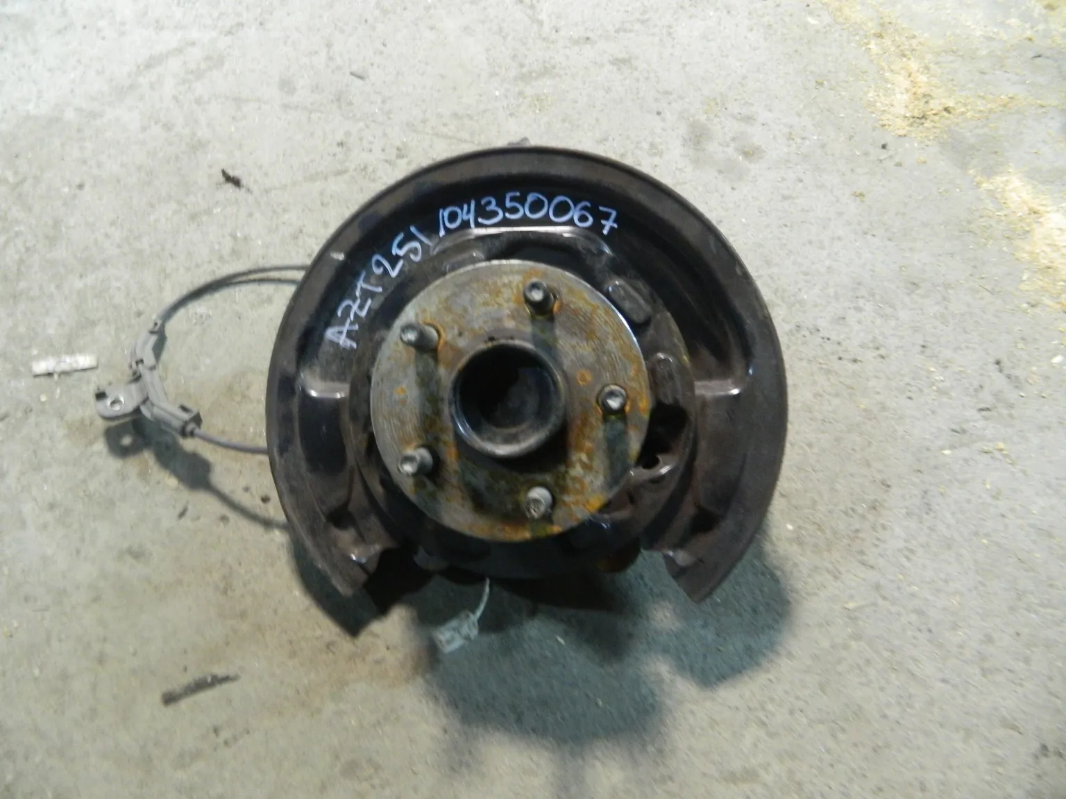 Ступица TOYOTA AVENSIS AZT251 Зад Лев (Контрактный) 104350067