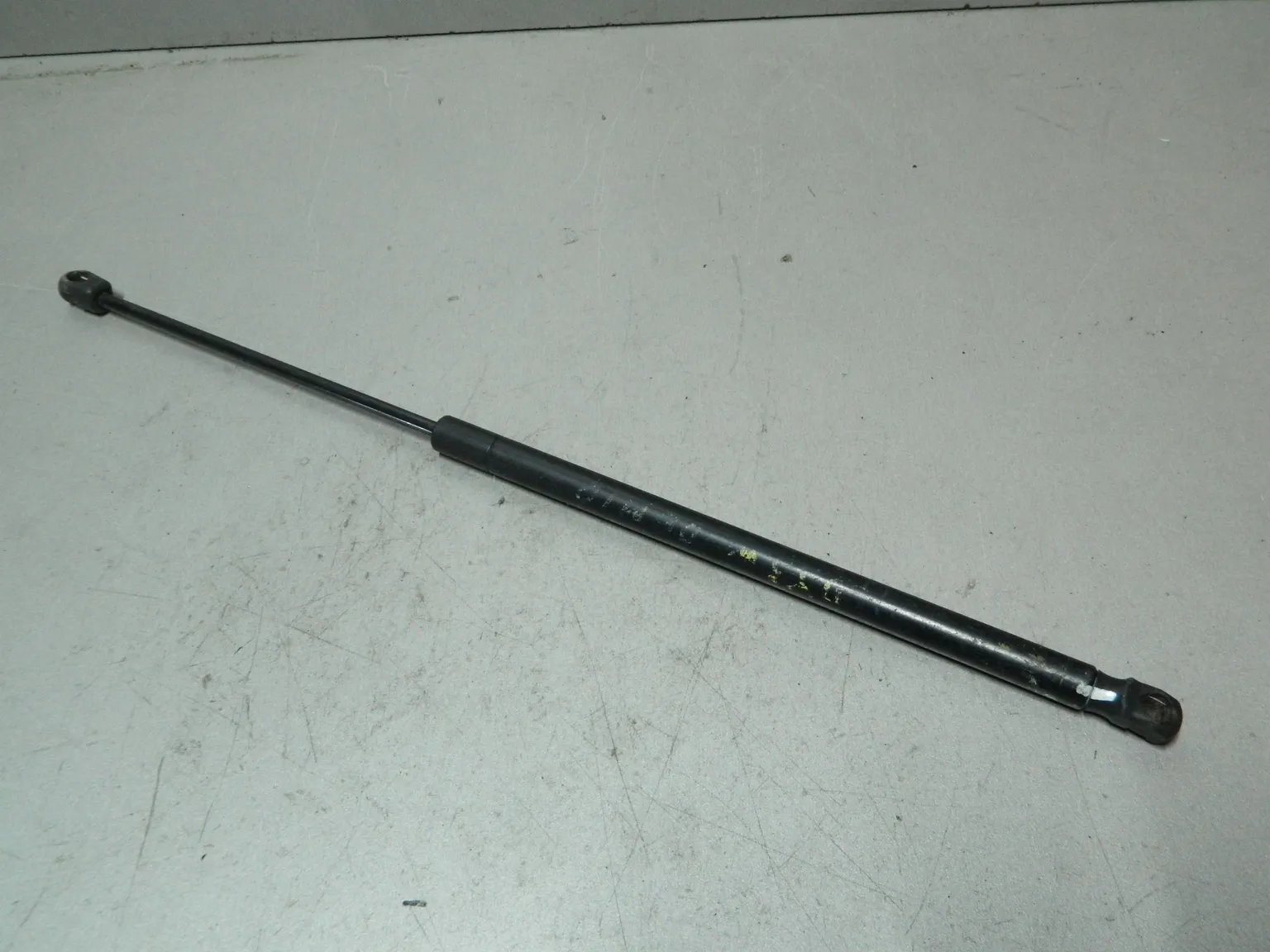 Амортизатор багажника MAZDA DEMIO DY3W (Контрактный) 81532094