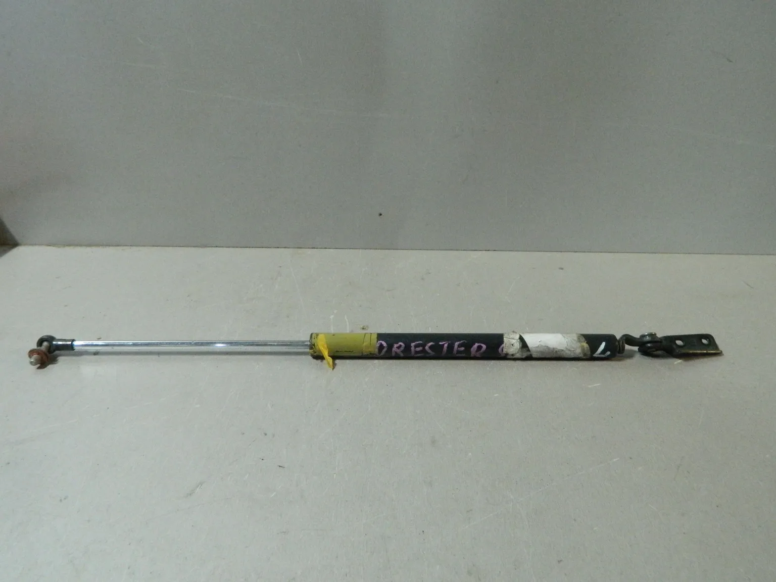 Амортизатор багажника SUBARU FORESTER SG5 Лев (Контрактный) 81528995