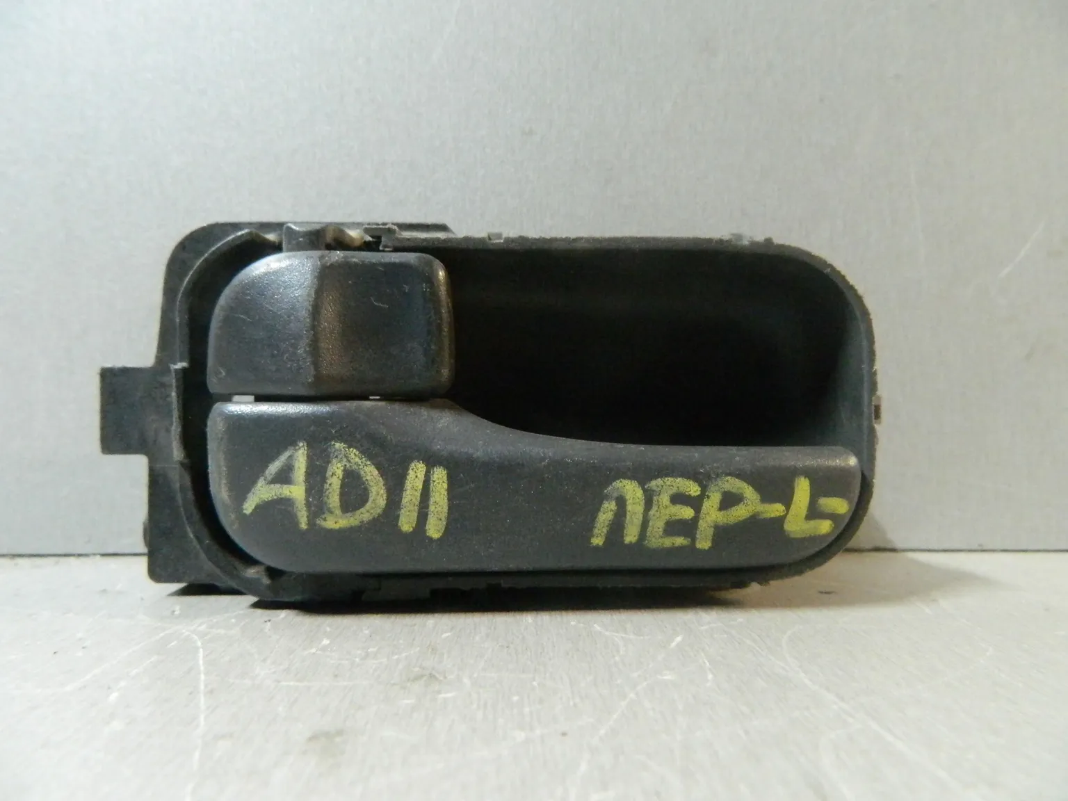 Ручка двери внутренняя NISSAN AD Y11 Лев (Контрактный) 81528375