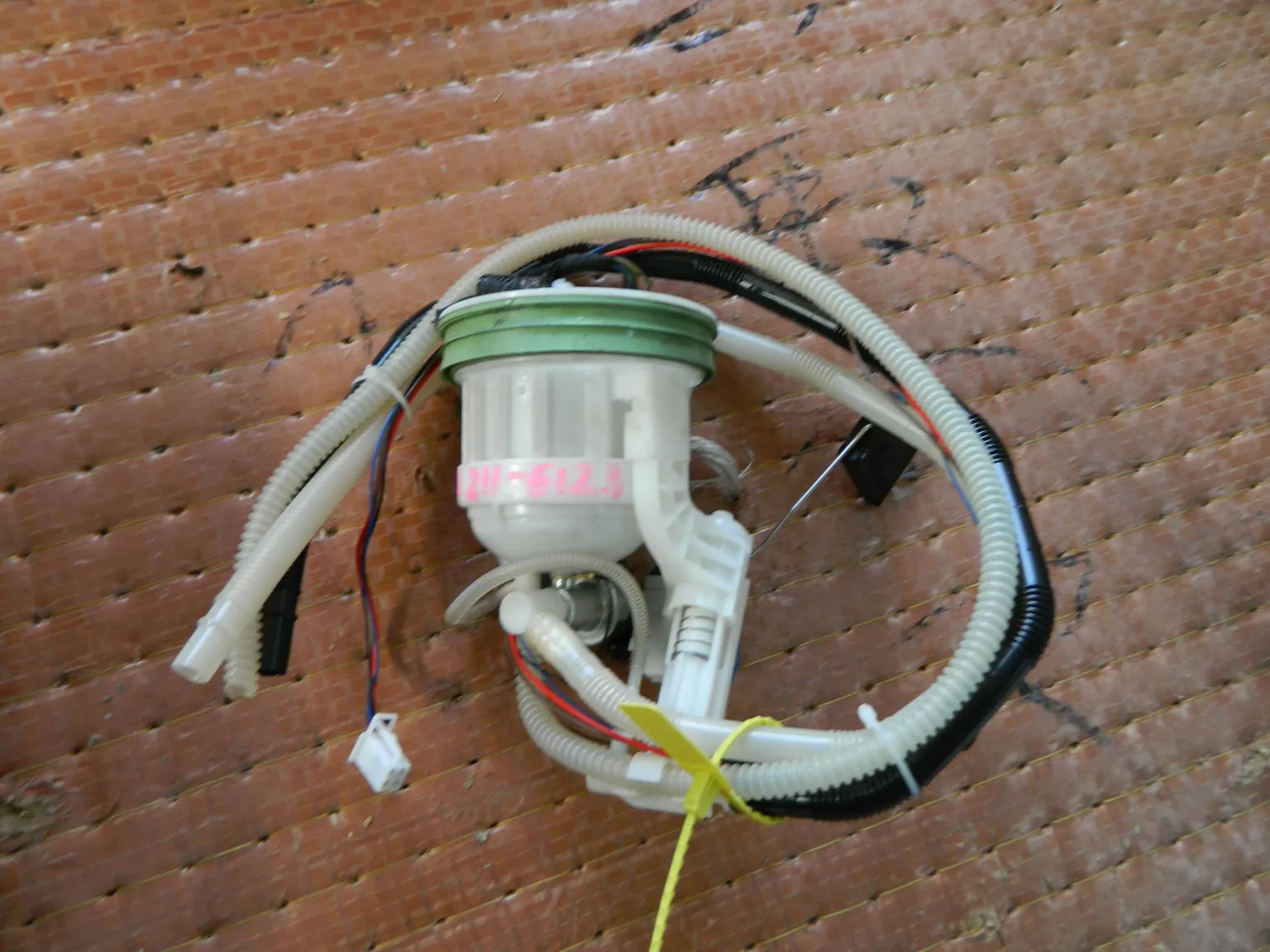 Насос топливный MERCEDES-BENZ E-CLASS (Koнтрактный) 94603957