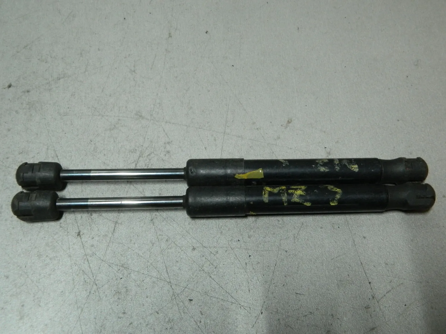 Амортизатор капота MAZDA MAZDA3 BK (Контрактный) 81532126