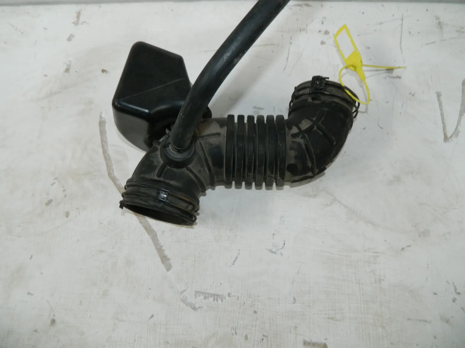 Патрубок воздушного фильтра KIA RIO QB G4FA (Б/У) 40940198