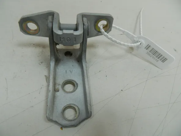 Петля двери MITSUBISHI DINGO CQ2A Перед Прав Низ (Контрактный) 35021518