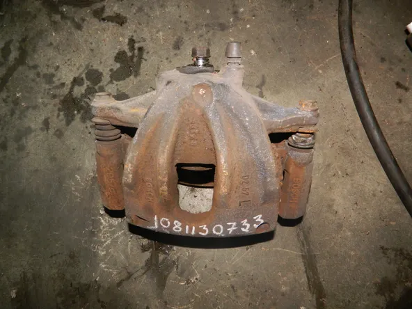 Суппорт TOYOTA  AVENSIS AZT250 Перед Лев (Контрактный) 1081130733