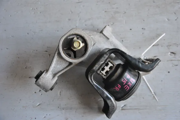 Подушка двигателя NISSAN JUKE F15 MR16DDT Перед Прав (Контрактный) 45984377