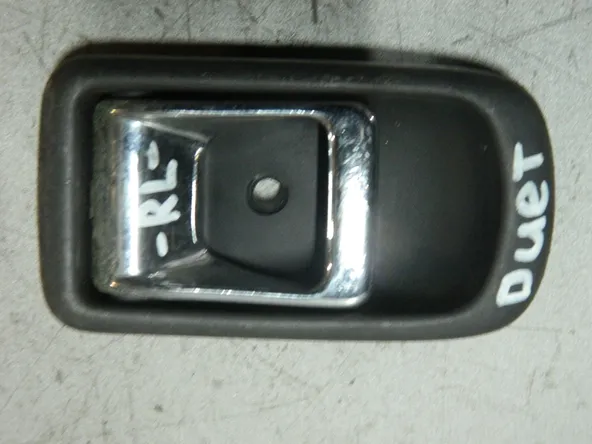 Ручка двери внутренняя TOYOTA DUET M100S Лев (Контрактный) 81528312