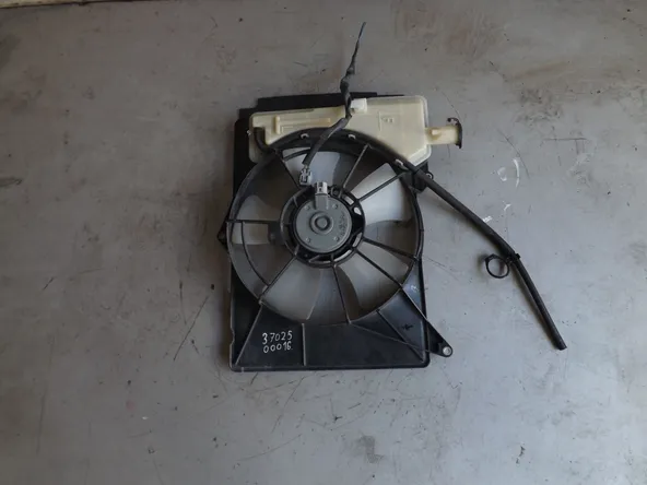 Диффузор радиатора TOYOTA SIENTA NCP81 (Контрактный) 3702500016