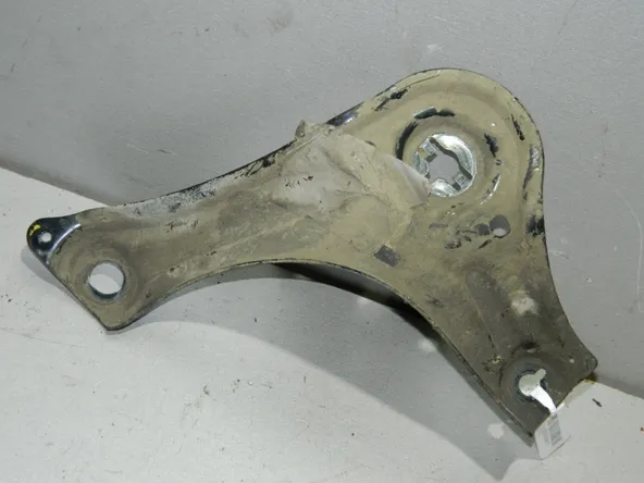 Кронштейн передней балки Kia Sportage QL Прав (Б/У)