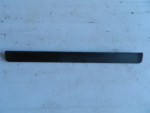 Накладка на порог TOYOTA 6791113010 TOYOTA COROLLA ZZE120 4ZZFE Перед Прав (Б/У) 6791102030