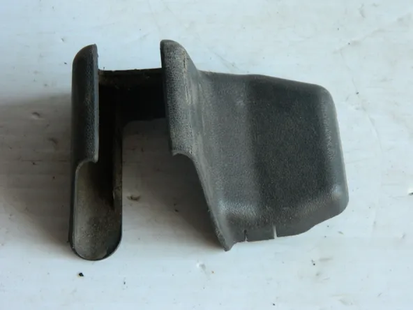 Накладка крепления сидений TOYOTA COROLLA ZZE120 4ZZFE Перед Лев (Б/У) 7213802040