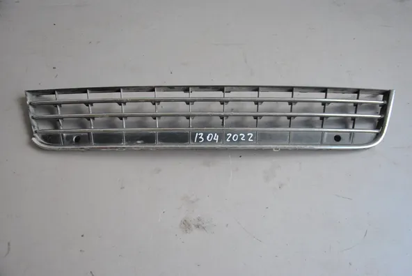 Решетка бампера VOLKSWAGEN Touareg 2010 - 2018 Б/У 79773274