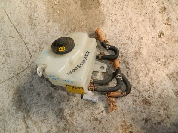 Бачок для тормозной жидкости TOYOTA CAMRY AVV50 (Контрактный) 1400800352