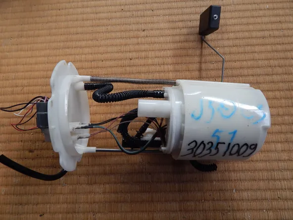 Насос топливный Nissan Skyline CS J50 (контрактный) 30351009