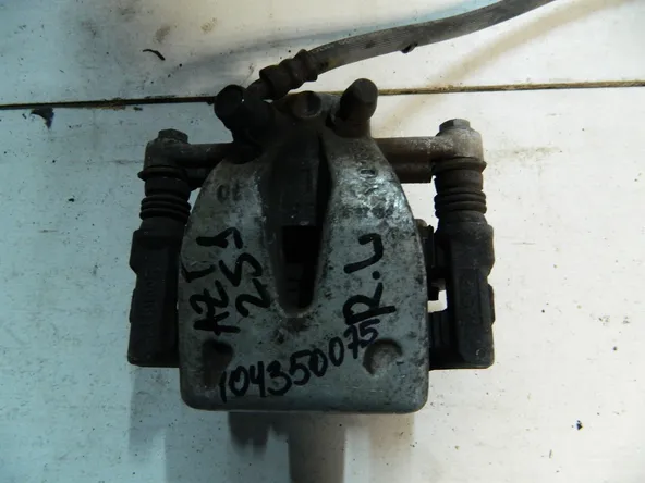 Суппорт TOYOTA  AVENSIS AZT250 Зад Лев (Контрактный) 104350075