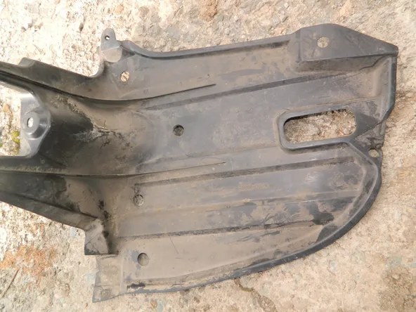 Защита антигравийная TOYOTA AVENSIS AZT250 Зад Лев (Контрактный) 1081130102