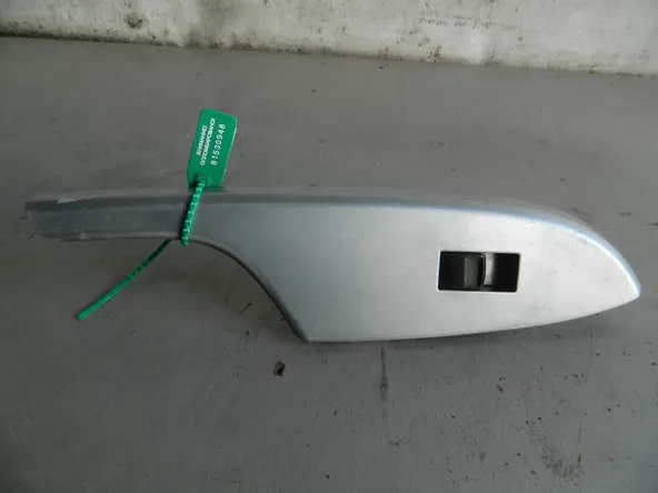 Кнопка стеклоподъемника TOYOTA COROLLA E150 Зад Прав (Б/У) 81530948