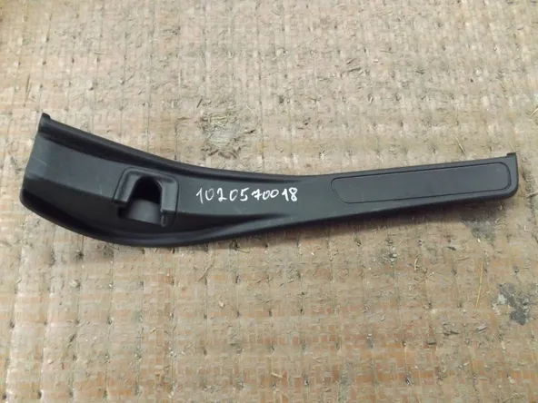 Накладка на порог внутренняя SUBARU FORESTER SHJ Зад Прав (Контрактный) 1020570018
