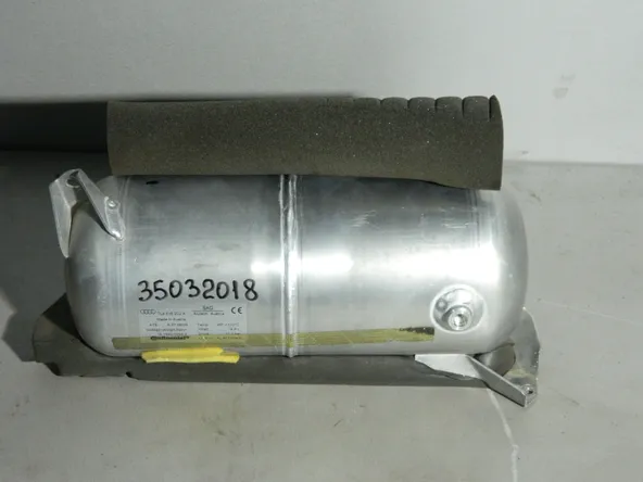Ресивер пневмоподвески AUDI Q7 4L BHK Задн (Б/У) 35032018 7L8616202A