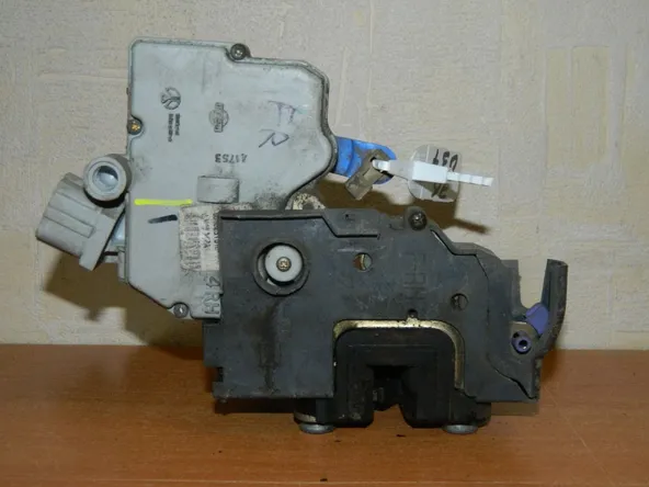 Замок двери NISSAN MAXIMA A33 Перед Прав (Kонтрактный) 76037