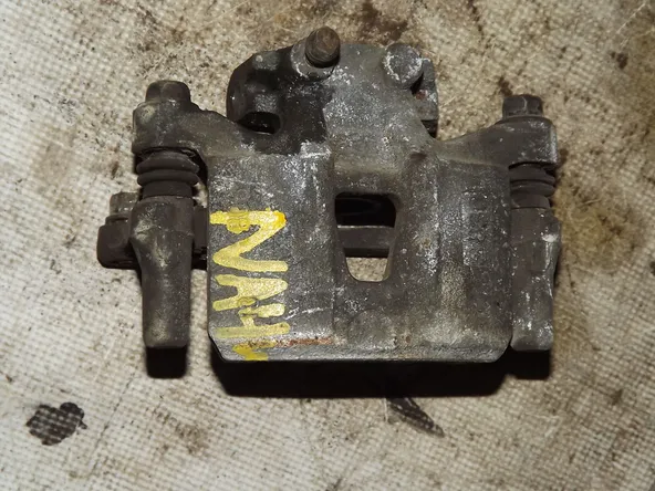 Суппорт MITSUBISHI GRANDIS NA4W Зад Лев (Контрактный) 35017203