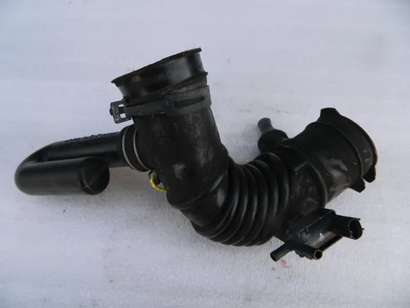 Патрубок воздушного фильтра TOYOTA IPSUM ACM21 2AZFE (Контрактный) 79768811