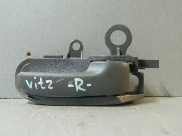 Ручка двери внутренняя TOYOTA VITZ SCP10 Прав (Контрактный) 81528348