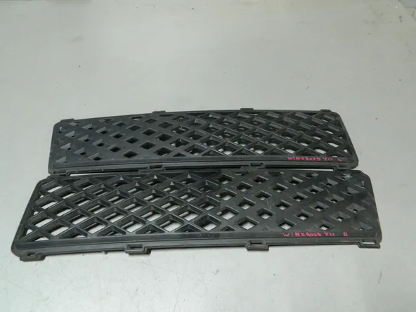 Решетка бампера NISSAN WINGROAD Y11 Прав (Контрактный) 79773075