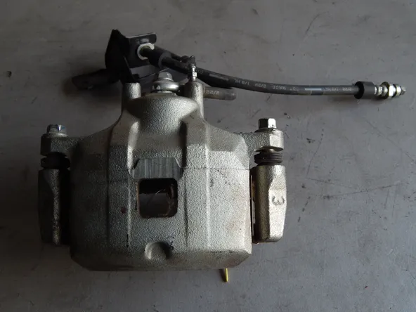 Суппорт тормозной MITSUBISHI ASX GA1W Перед Лев (Контрактный) 94592960