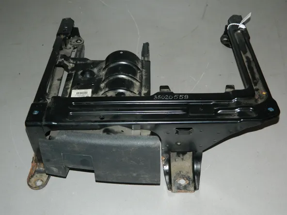 Кронштейн сиденья AUDI Q7 4L Перед Прав (Б/У) 35020559