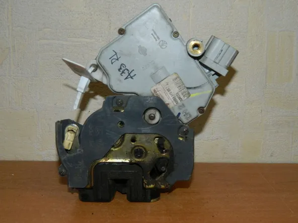 Замок двери NISSAN MAXIMA A33 Зад Лев (Kонтрактный) 76034